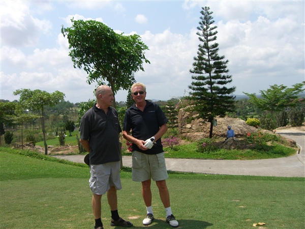 Så här ska en golf bana se ut Robban och B-O på  St Andrews i Thailand